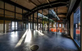 Lichtdurchflutete Empore in der modernen Eventlocation Motorworld in Metzingen.