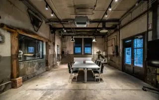 Konferenztisch in einem Raum einer ehemaligen Industriehalle.