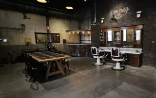 Rustikal eingerichteter Eventraum angelehnt an einen Barbershop in der Motorworld Metzingen.