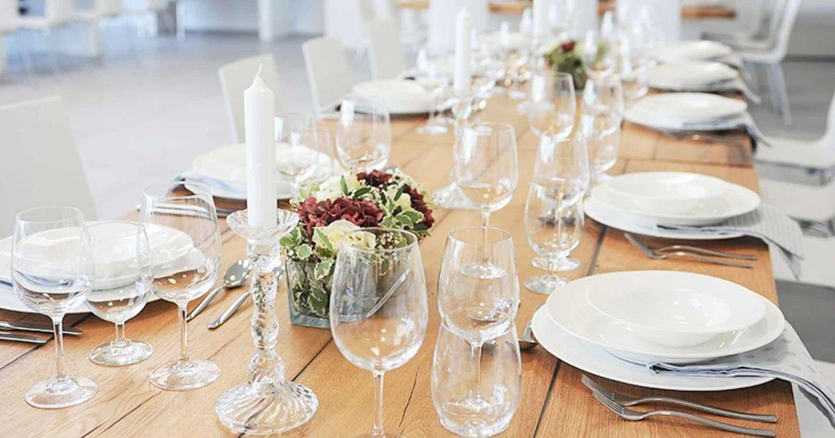 Catering Private Feiern 19 Festlich gedeckter Tisch mit weißen Tellern und Glaesern, arrangiert von Benz-Catering in Stuttgart.