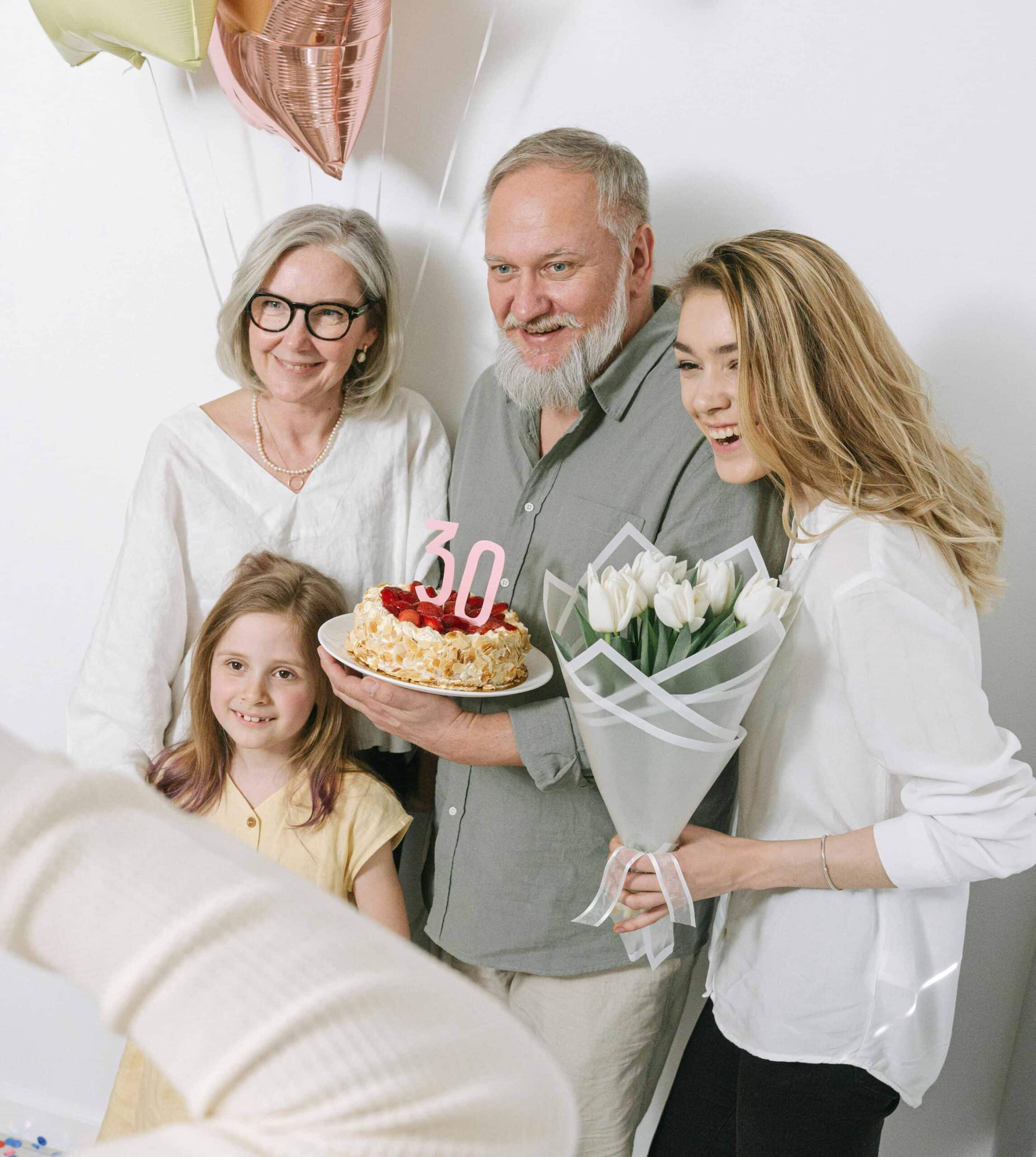 Familie strahlt glücklich in Kamera bei 30. Geburtstag.