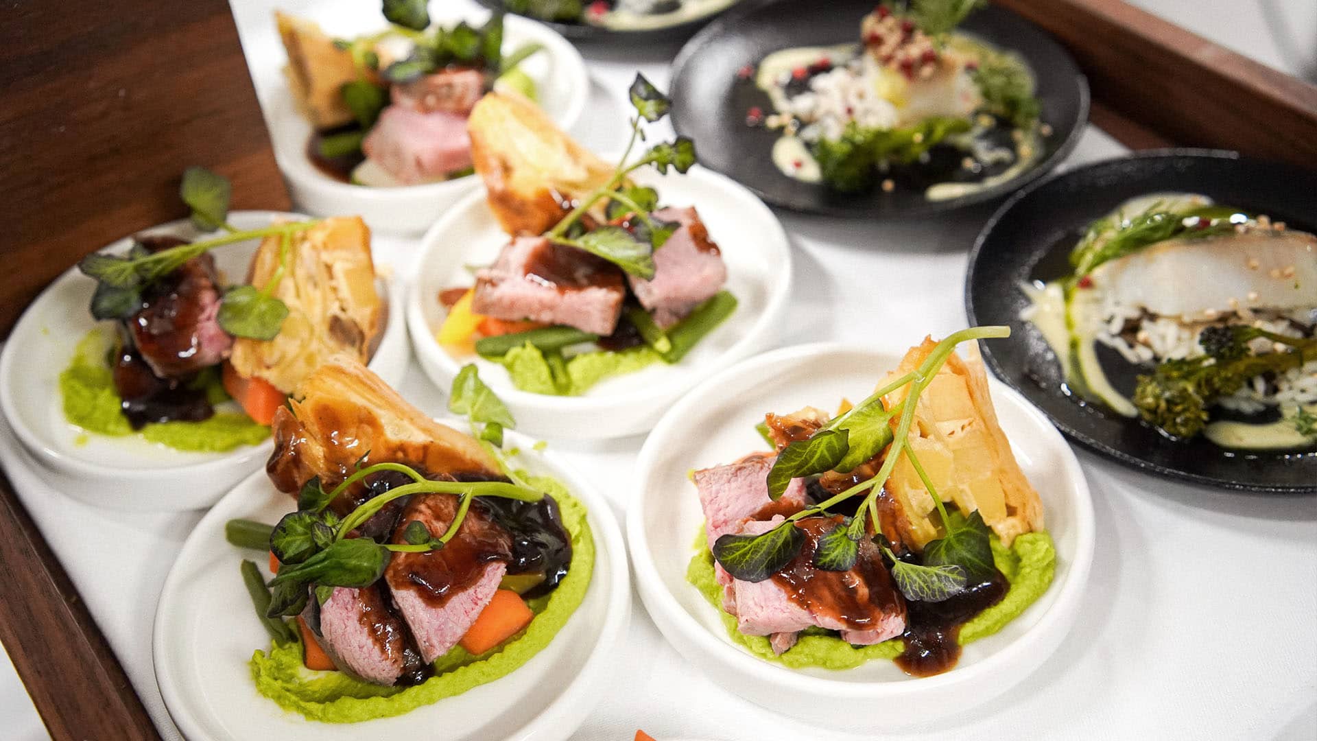 Fein angerichtete Teller von Benz Gastronomie.