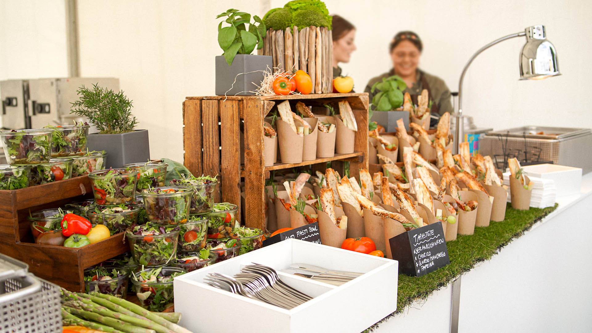 Catering Private Feiern 10 Ein Salat und Tapas Buffet von Benz Gastronomie.