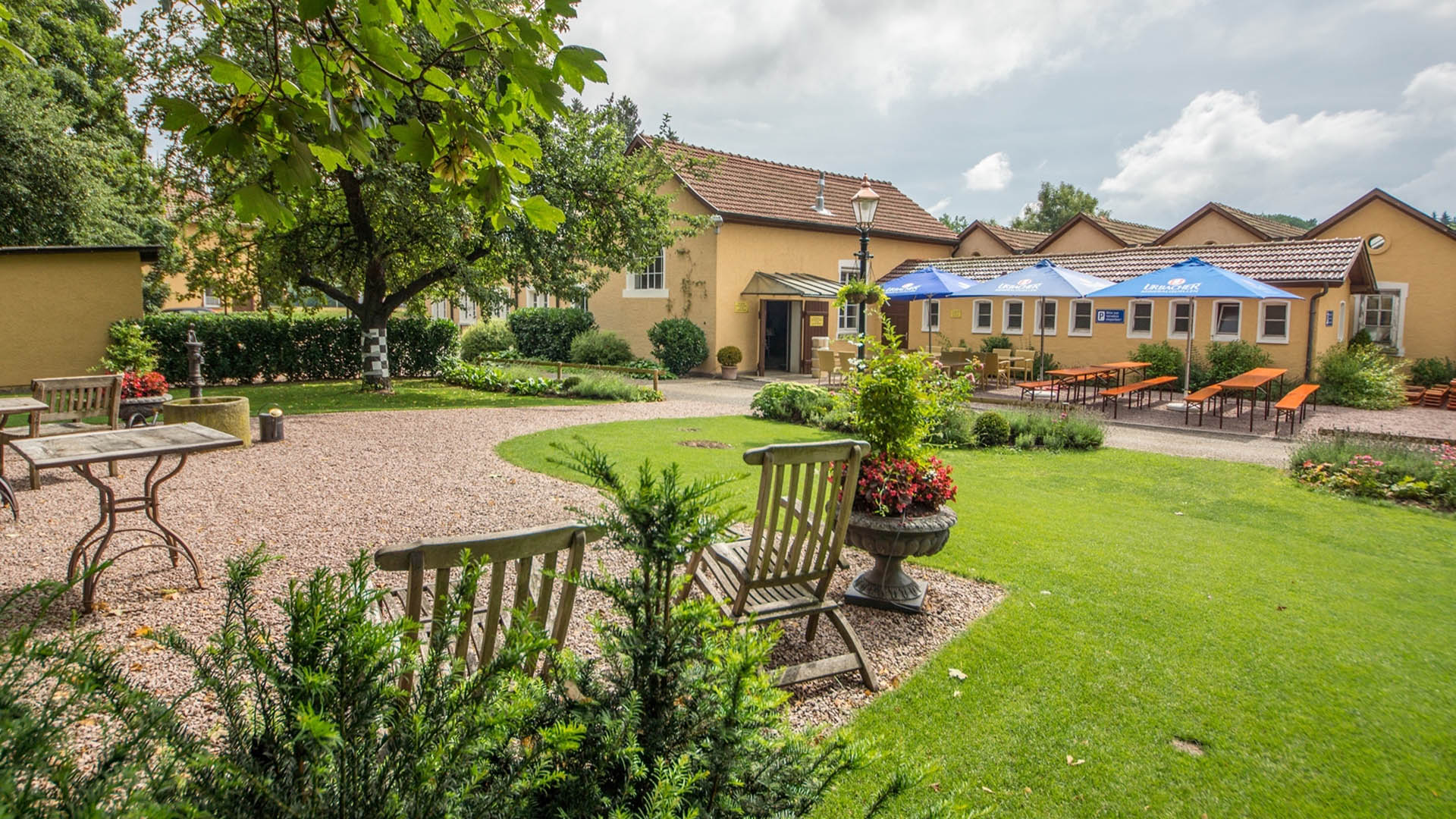 Catering Private Feiern 14 Außenbereich mit Brunnen in der Location Alte Weberei.