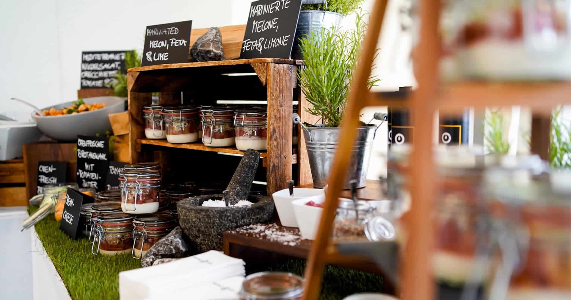Ein aufgebautes Buffet des Caterings von Benz Gastronomie.