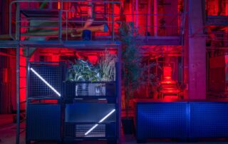 Decko in der Eventlocation Raum80: Metallkisten ergänzt durch Pflanzen