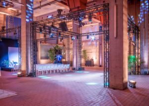 Überblick über die Eventlocation Raum80: ehemalige Industriehalle mit Stahlkonstruktionen und Backsteinwänden