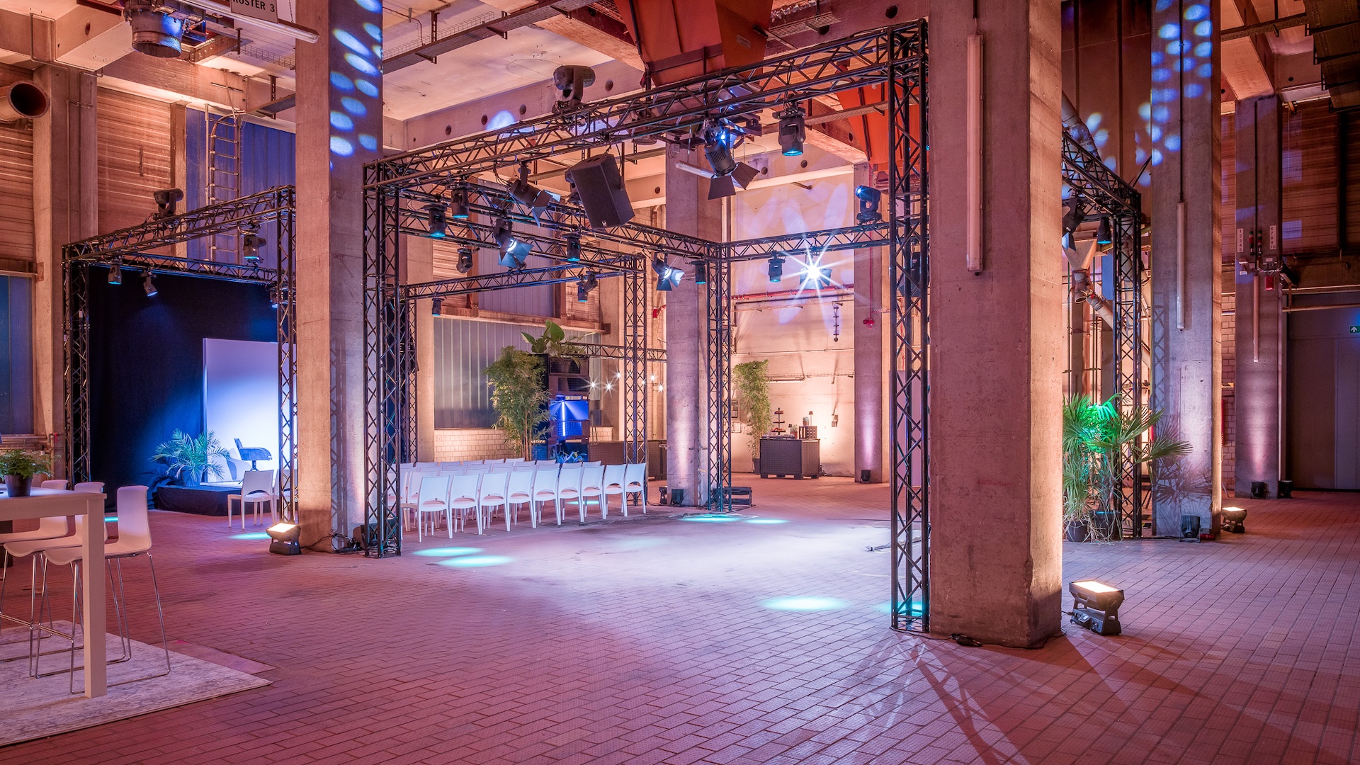 Überblick über die Eventlocation Raum80: ehemalige Industriehalle mit Stahlkonstruktionen und Backsteinwänden