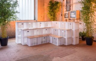 Sitzecke aus gestapelten Kisten in Treppenform